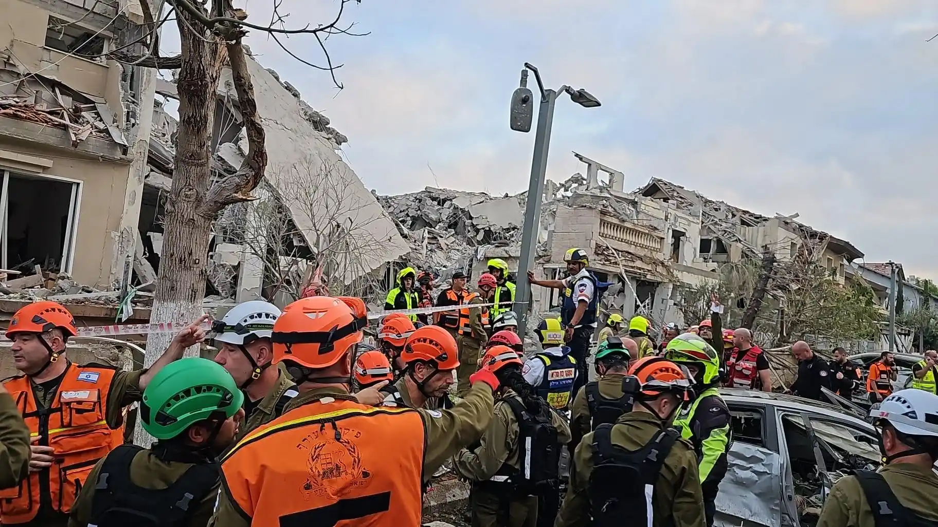 Image from Enlace Judío : 🚨 *Personal de rescate describe como muy difícil el lugar del impacto...