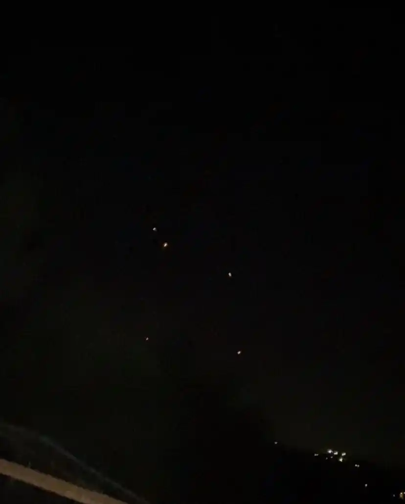 Image from Rasd News Leb: رصد الصواريخ بالعين المجردة التي أطلقتها إيران باتجاه اسرائيل فوق البق...
