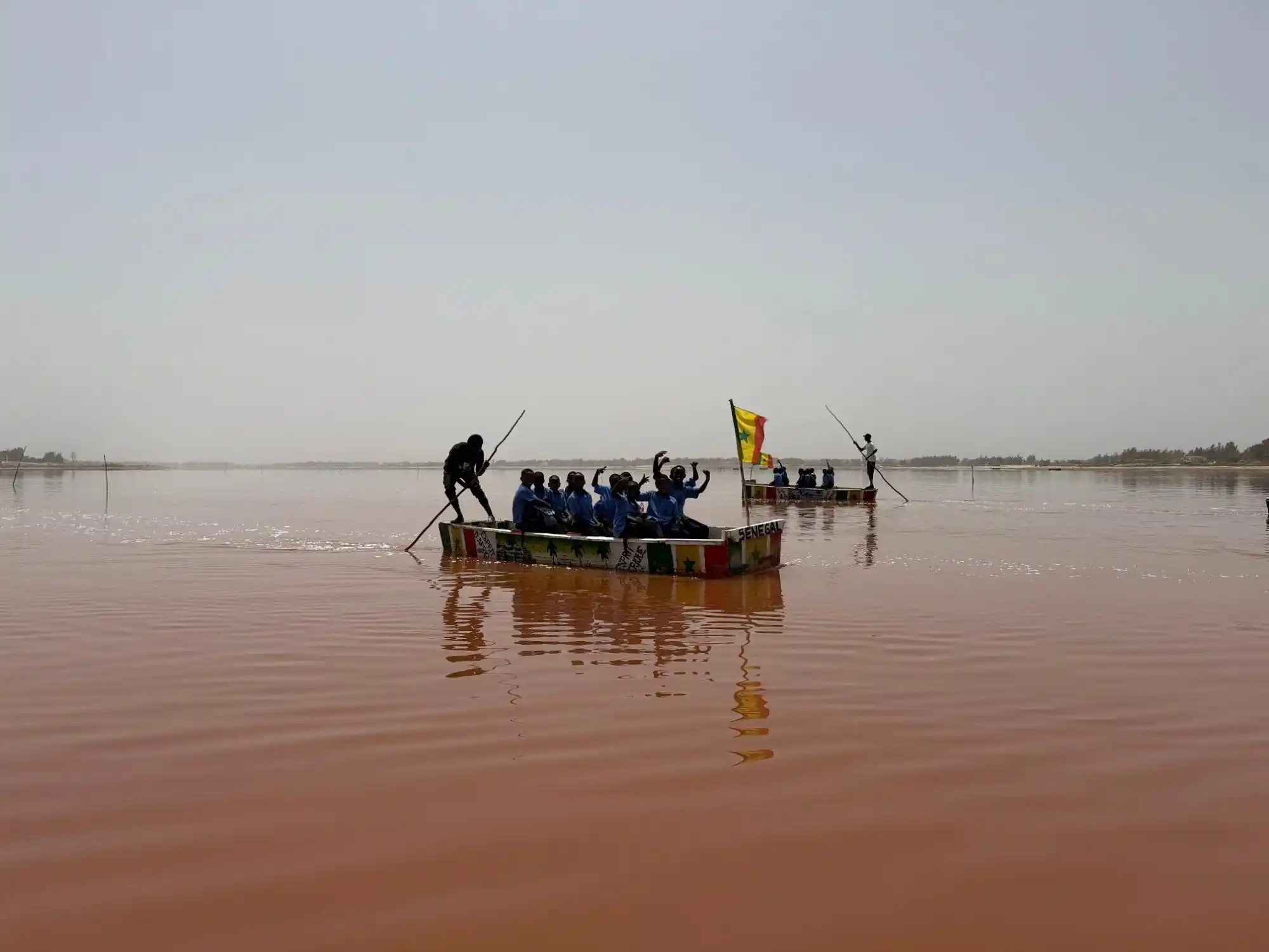 Image from Le Monde Afrique : 🇸🇳 *Au Sénégal, le lac Rose reprend des couleurs, son activité écono...