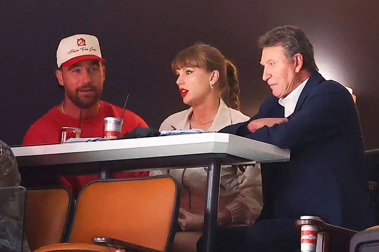 Image from 𖥻 [Taylor Swift World info 𝟏𝟑 ]: Taylor Swift y Travis Kelce en compañía del legendario jugador de hock...