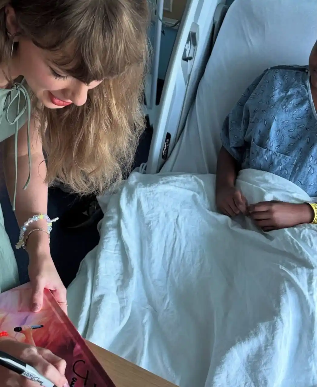 Image from 𖥻 [Taylor Swift World info 𝟏𝟑 ]: Taylor también estuvo regalando libros del Eras Tour firmados por ella...