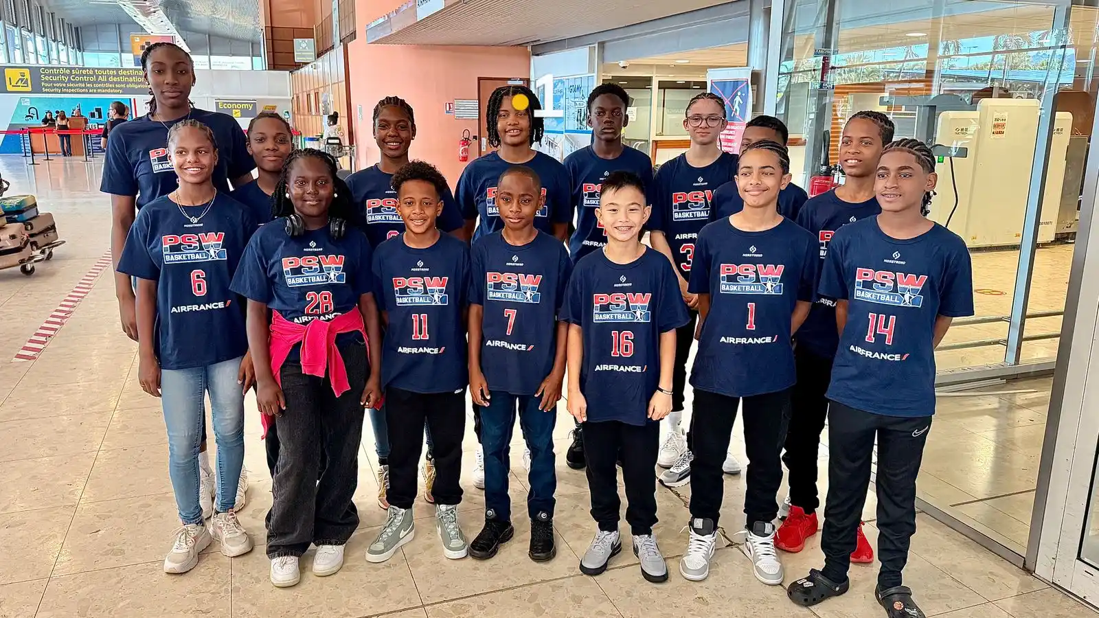 Image from Guyane La 1ère: 🏀 *18 jeunes basketteurs de Guyane à Barcelone !* Ils participent ce...