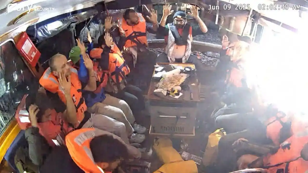 Image from Manon Aubry - Infos et Actus : 🔴 ALERTE : la bateau de la <a class="text-blue-500 hover:underline cu...