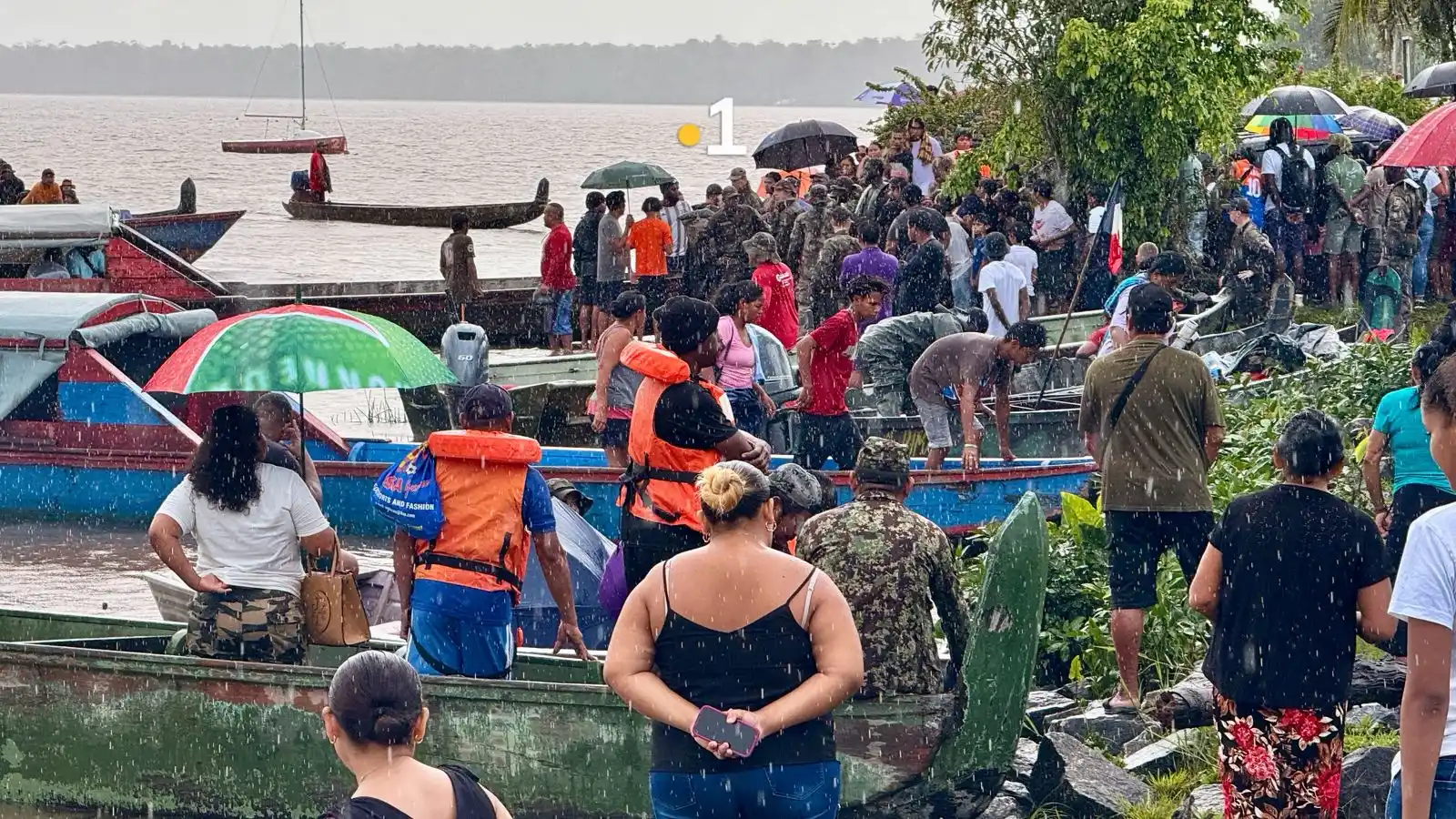 Image from Guyane La 1ère: Après deux jours d’angoisse, les familles peuvent enfin commencer leur...