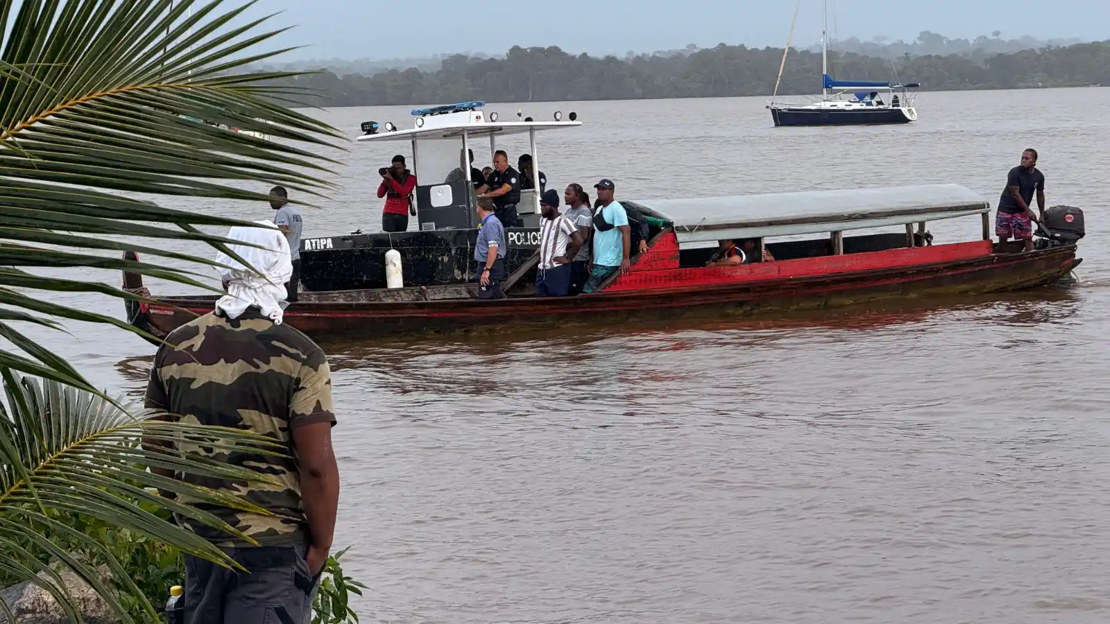 Image from Guyane La 1ère: ⚫ *Chavirage sur le Maroni : le dernier corps a été retrouvé, le bilan...