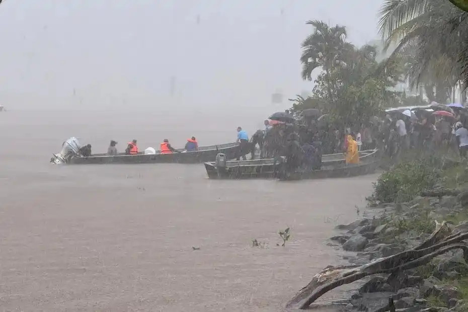 Image from Guyane La 1ère: 🔴Les recherches se poursuivent ce matin suite au chavirage d'une piro...