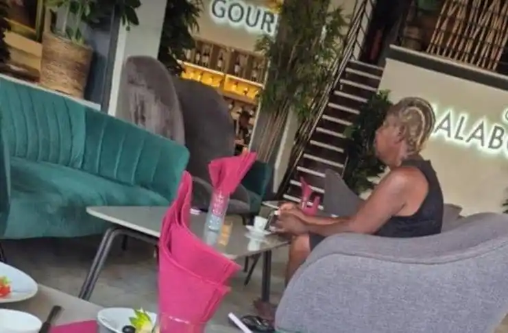Image from 🗞️ Noticias Al Minuto 📢🕐: *`🧒🏿🪙☕|Mujer sorprende en Malabo por gastar limosnas en restaurant...