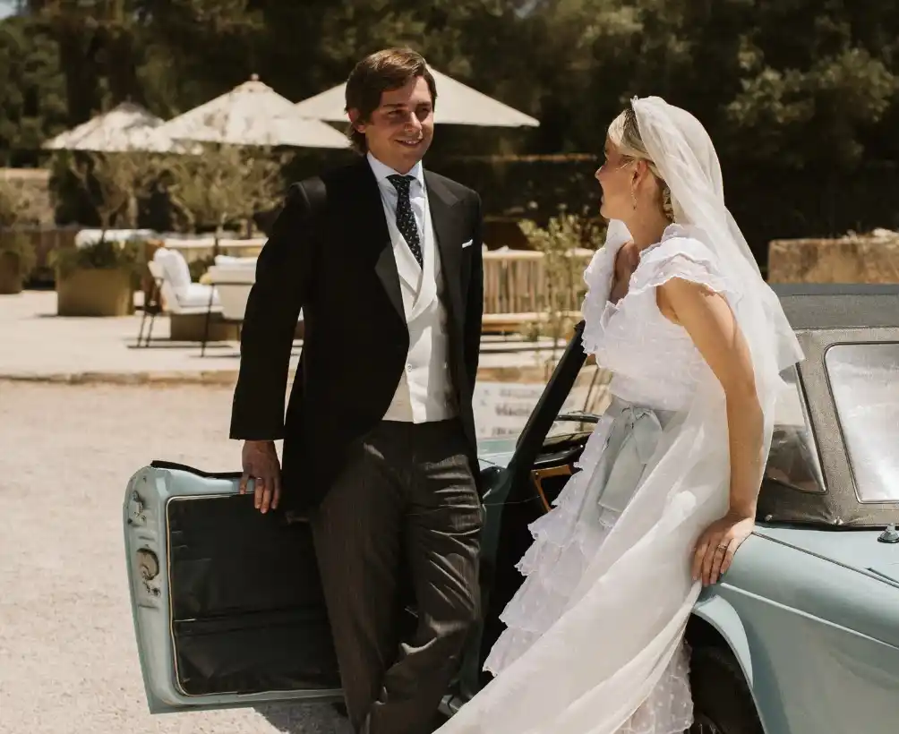 Image from Vogue España: *NOVIAS. La boda Mónica Anoz en Menorca* Un vestido de novia vintage d...