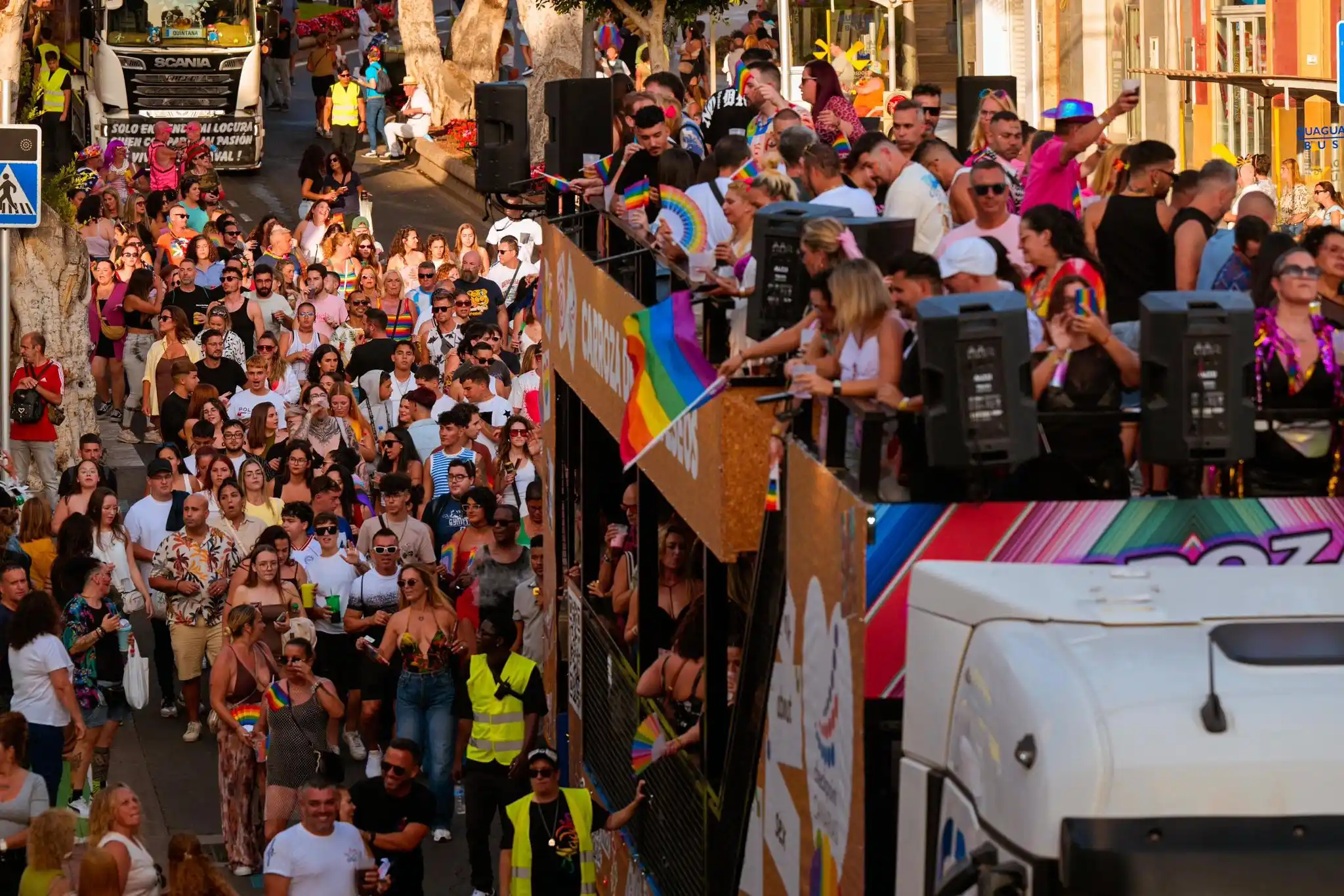 Image from Ayuntamiento de Gáldar: Orgullo y celebración en la Cabalgata del Gáldar Pride 🏳️🌈 🎉🥳 Ca...