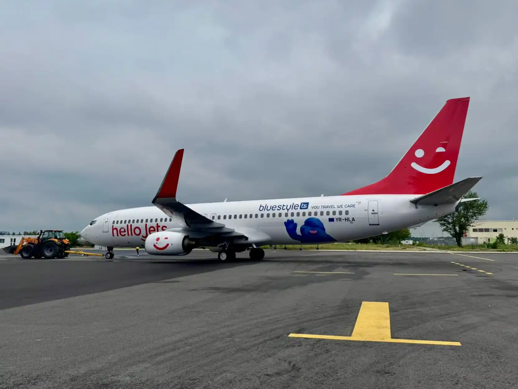 Image from 📰 BoardingPass.ro: 📰 PE SCURT: pe fuzelajul unuia dintre Boeingurile 737-800NG HelloJets...