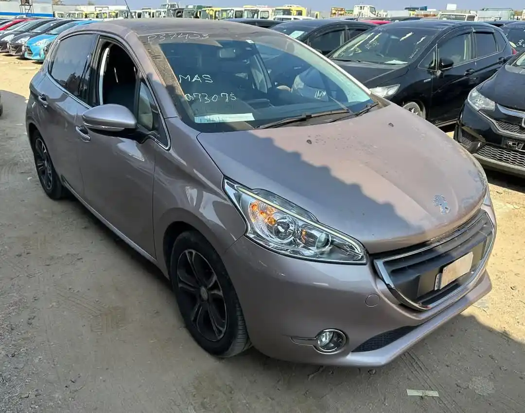 Image from Mambo Takue Customs Clearing: Peugeot  208  Year 2016 1200 cc 087583 km Panoramic roof  Half leather...