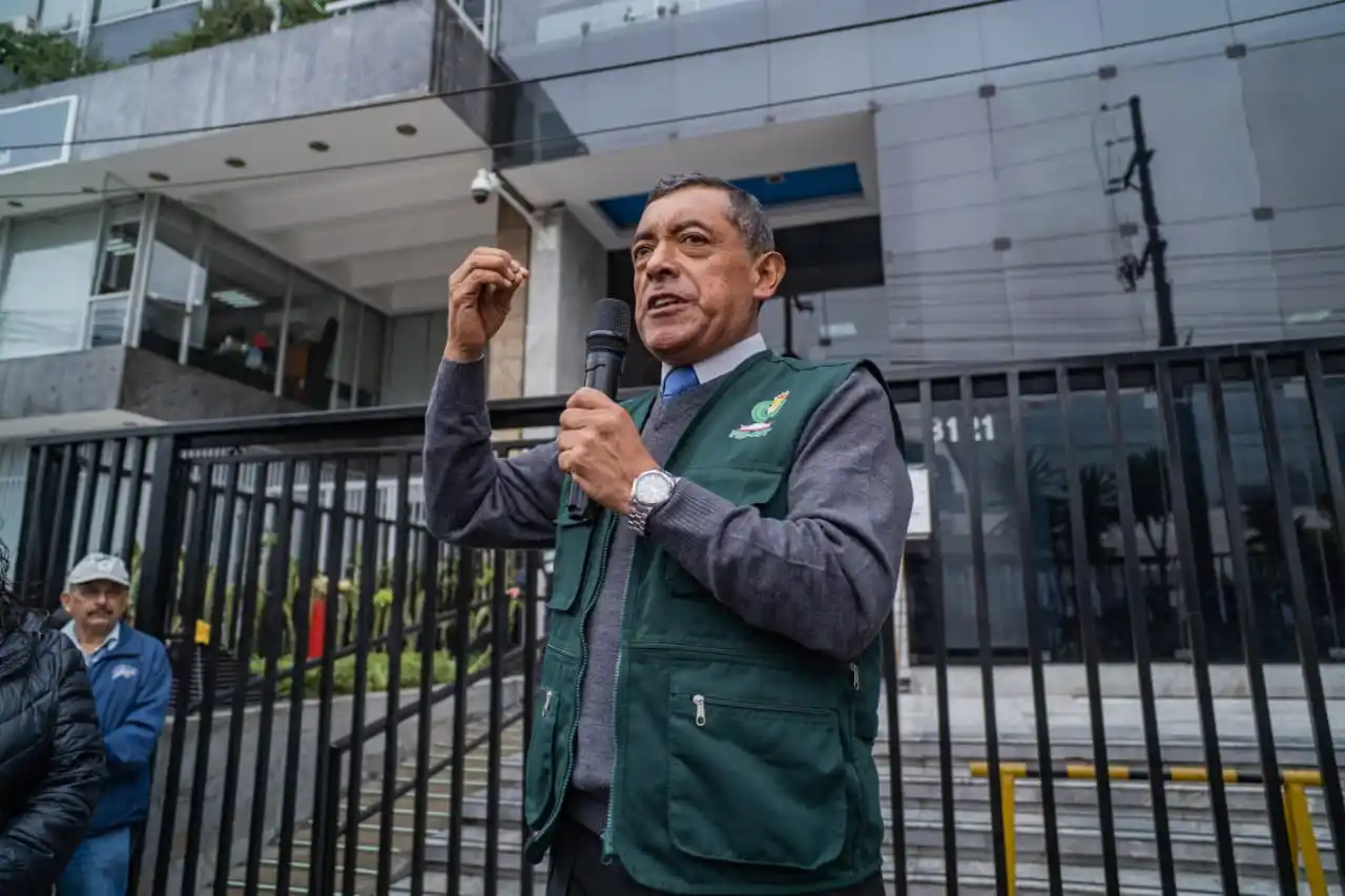 Image from FEDCUT , Oficial: 🚨Plantón protesta en el frontis de FONAFE <a class="text-blue-500 hov...