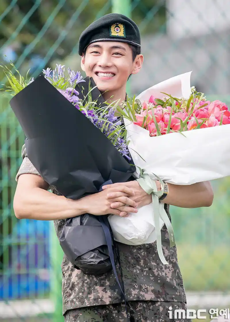 Image from BTS ARMY LATAM: Recién salido del ejército, Taehyung ha ganado el premio al "Mejor Ido...