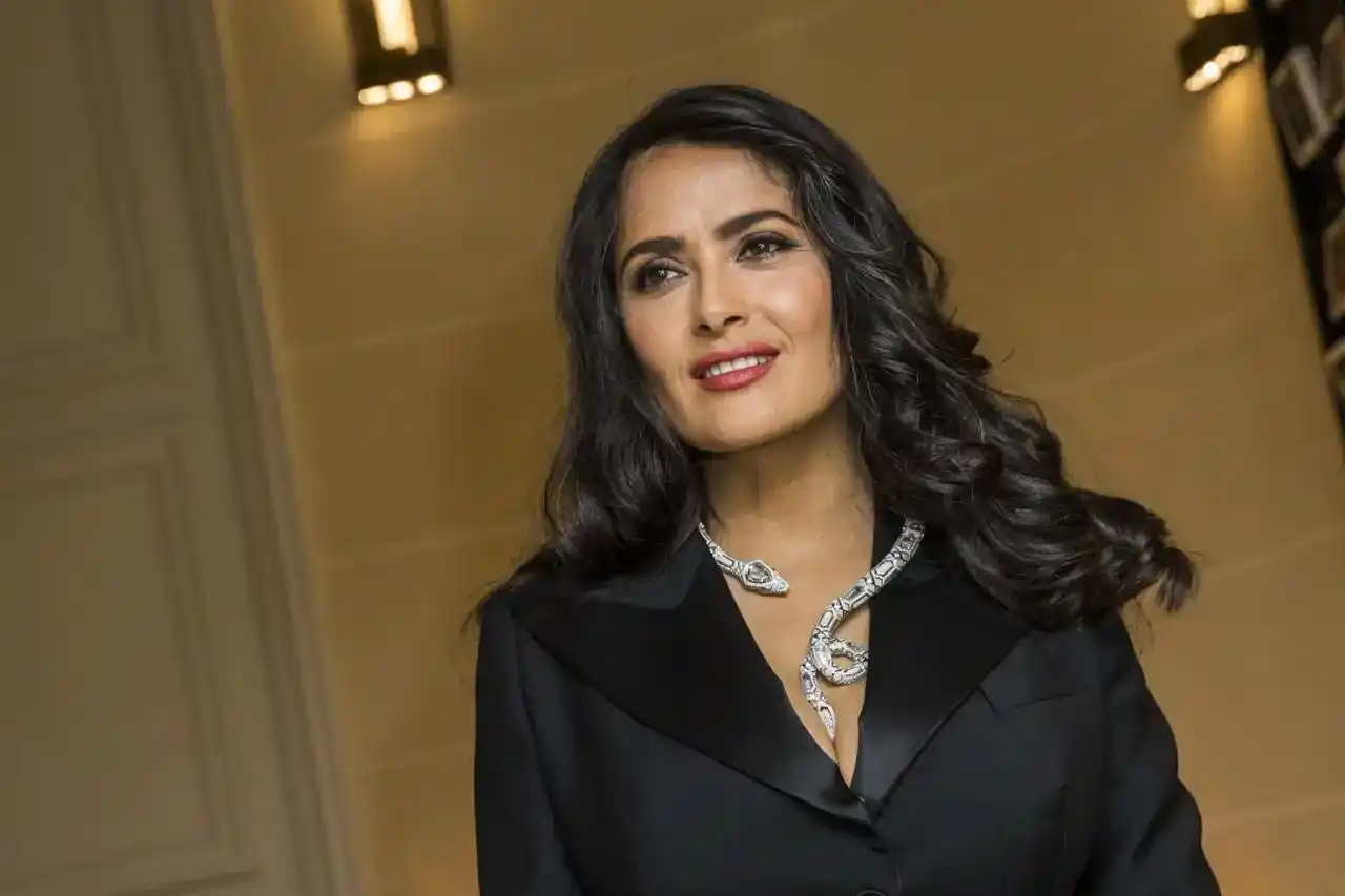 Image from InStyle España: 💖 *Salma Hayek (58 años):* "Nunca me limpio la piel por la mañana. Mi...