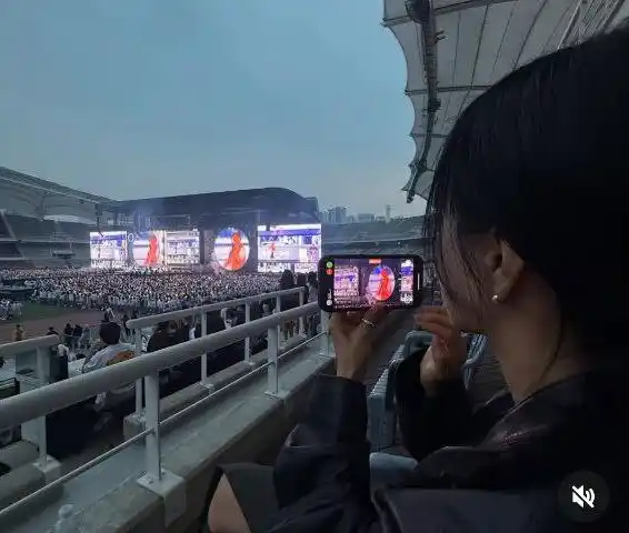 Image from BTS ARMY LATAM: Uhm Jung-hwa (엄정화) ¡Estuvo en el concierto! Para quienes no la conocen...