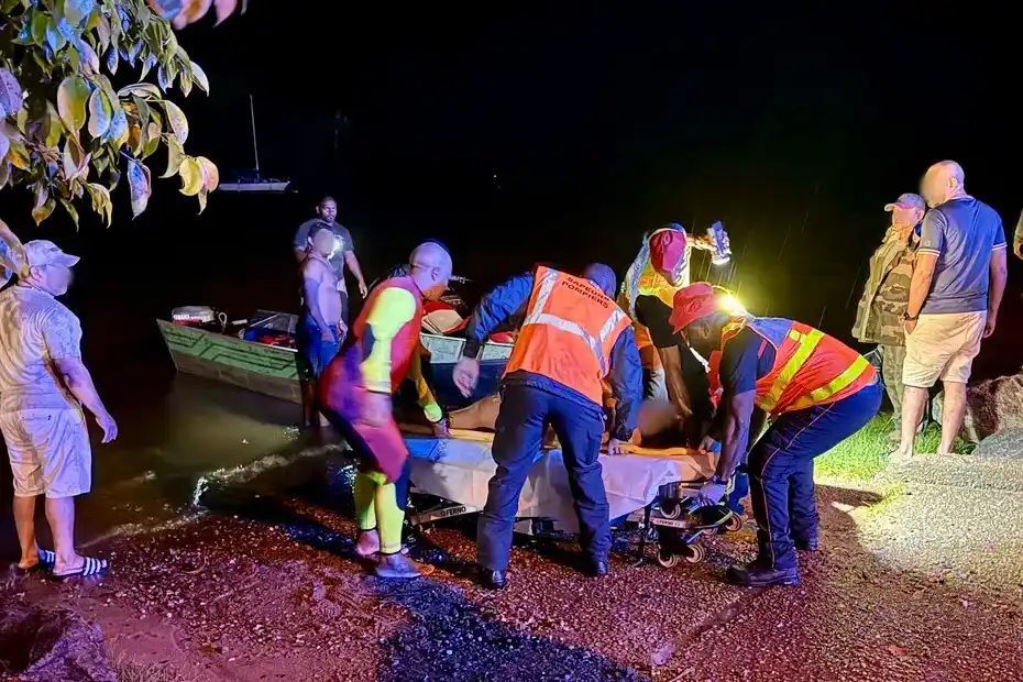 Image from Guyane La 1ère: 🔴Une pirogue transportant 15 personnes a chaviré dimanche soir sur le...