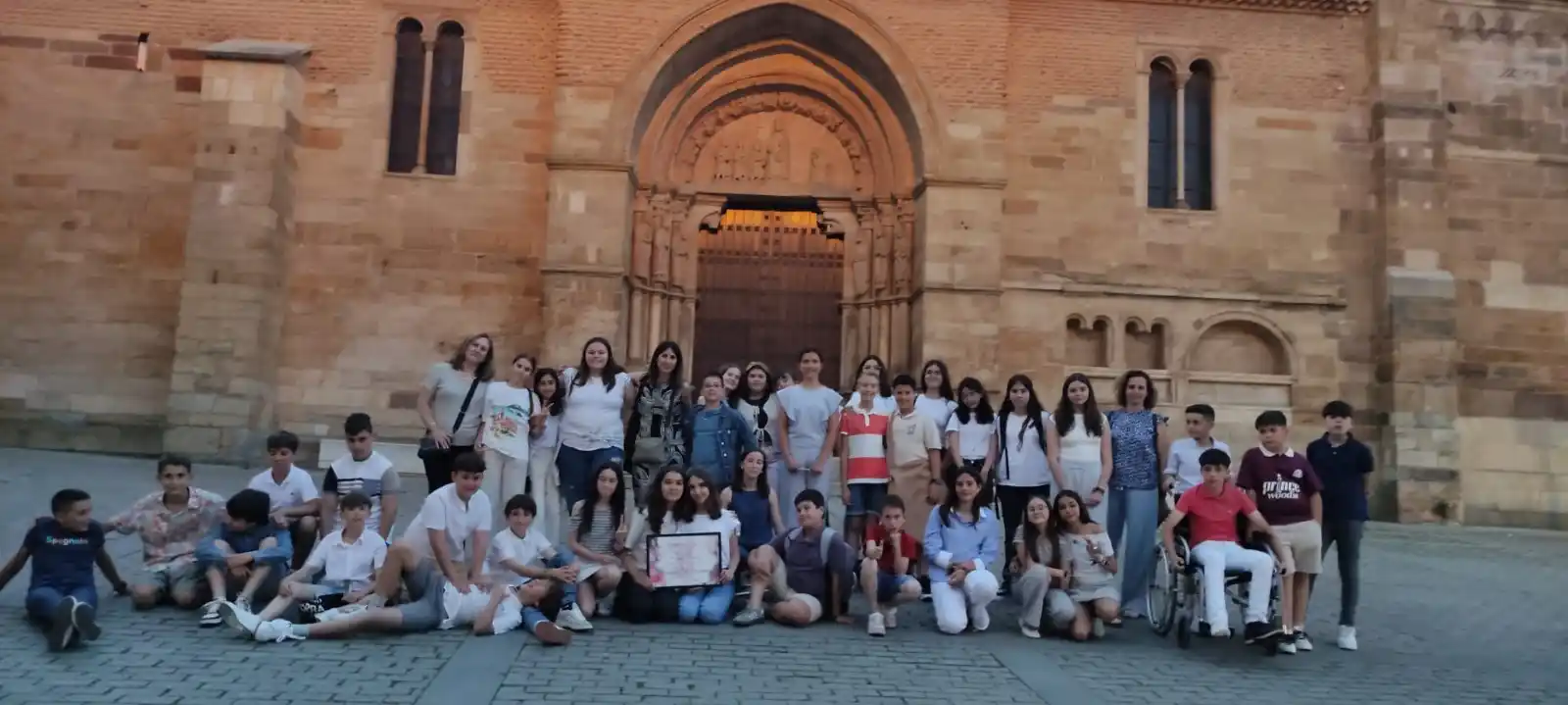 Image from AytoConsuegra: 📣 *XVII Gala Música Tradicional (MT) Benavente 2025* 🥁💃 🎖️ Los al...