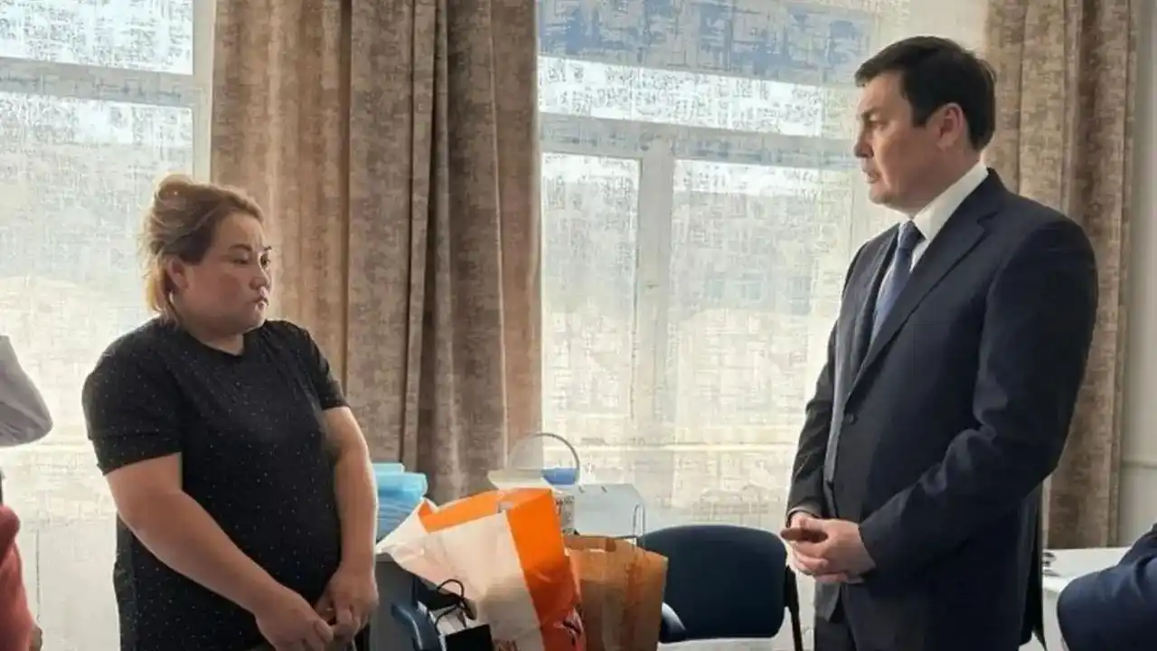 Image from Informburo.kz: *Астанада қос аяғынан айырылған Алуаның отбасына 4 бөлмелі пәтердің се...