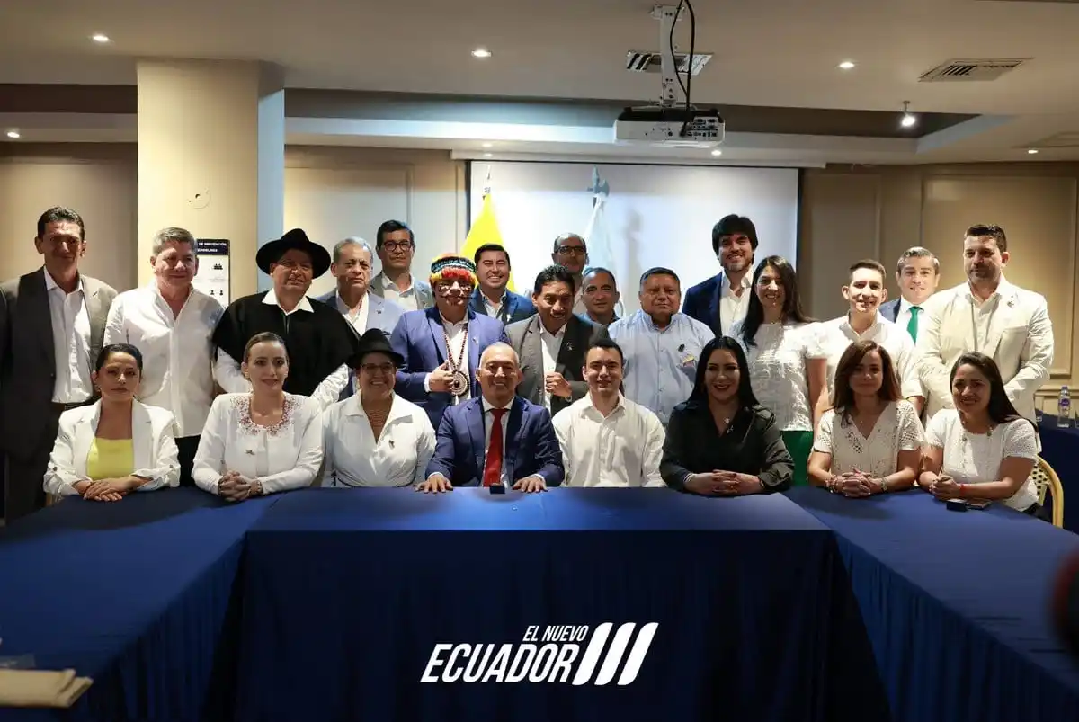 Image from Stereo Rumiñahui RTV: El presidente Daniel Noboa se reunió con los prefectos en Machala y an...