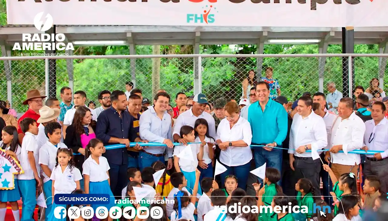 Image from Radio América Honduras: La presidenta Xiomara Castro, este jueves inauguró la cancha número 77...