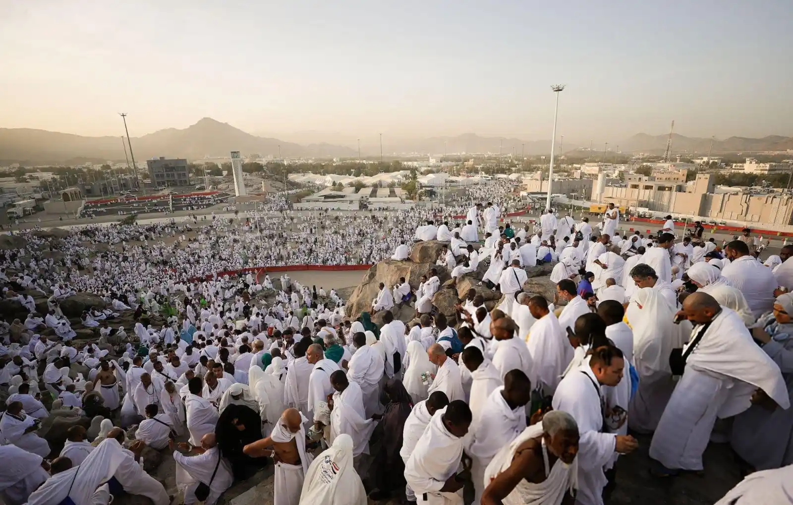 Image from صحيفة عاجل: (وَأَذِّن فِي النَّاسِ بِالْحَجِّ يَأْتُوكَ رِجَالًا وَعَلَىٰ كُلِّ ضَ...