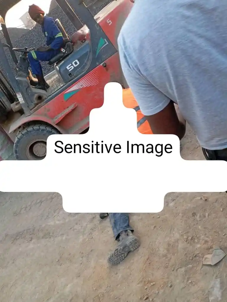 Image from ZNN News: Pane mufana akatsikwa neForklift kuHwange, aishandira maChina, akatsik...