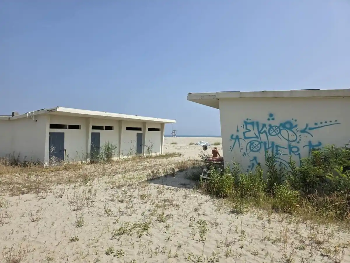 Image from ForlìToday: Perché sulle spiagge romagnole ci sono decine di edifici abbandonati (...