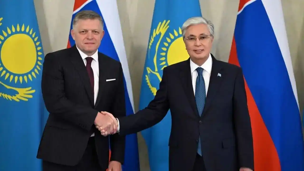 Image from Informburo.kz: *Қасым-Жомарт Тоқаев Словакия премьер-министрі Роберт Фицомен келіссөз...