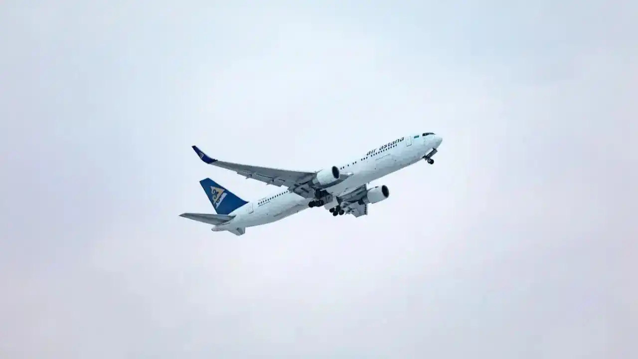 Image from Informburo.kz: *✈️ Қазақстаннан ұшқан ұшақтар Иран мен Ирак әуе кеңістігін айналып өт...