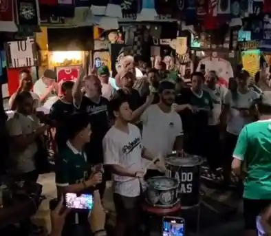 Image from UOL | Palmeiras Agora: Rua Palestra Itália? Não, "só" um bar na 5ª Avenida de Nova York lotad...