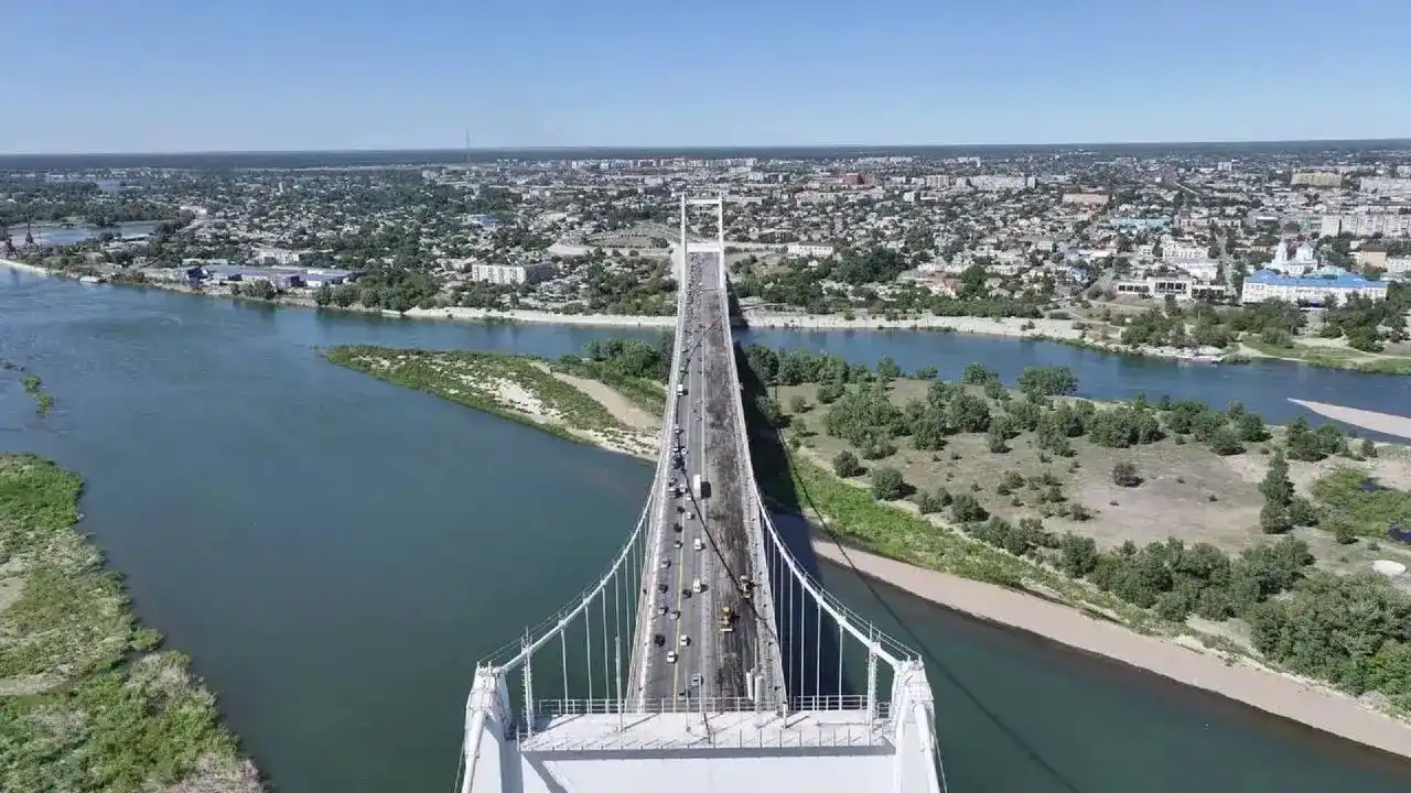 Image from Informburo.kz: *🚧 Семейдегі аспалы көпірде жөндеу жұмыстары жүргізілуде* Семей қала...