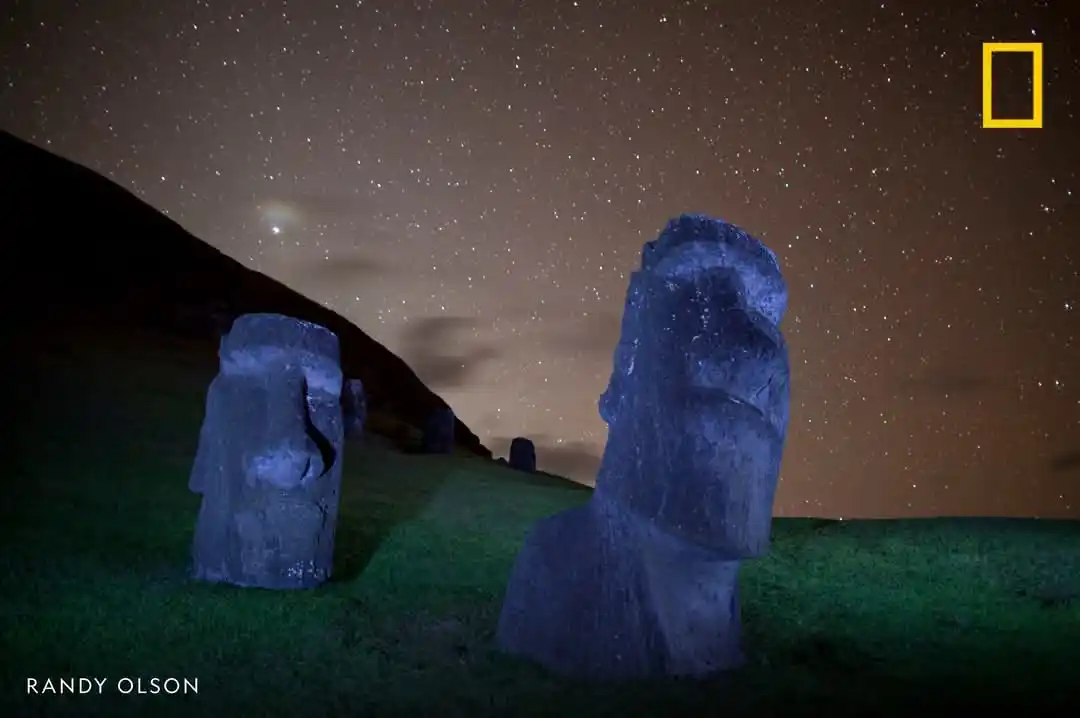 Image from Revista História Em Destaque: Surpreendente imagem noturna das antigas estátuas Moai da Ilha de Pásc...