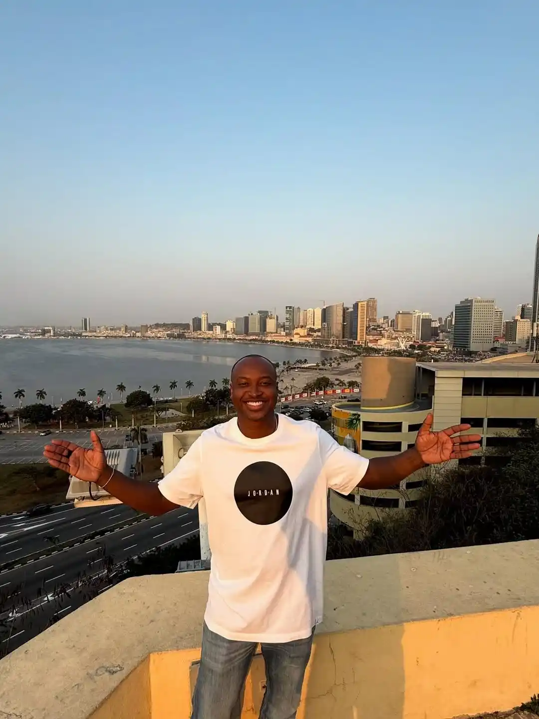 Image from Africanize Oficial: *Thiaguinho chega em Angola para show e se apresenta em restaurante co...