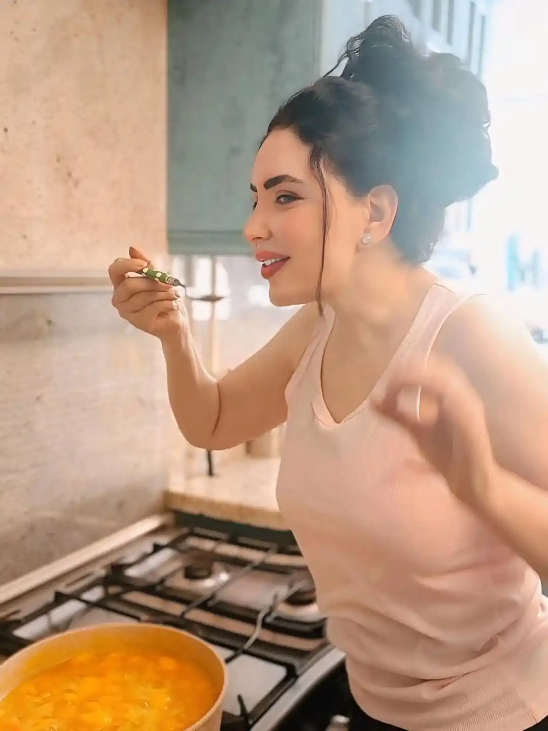Image from FilFan.com: عبير صبري في أحدث ظهور: "بما اني في اجازه من الكوكب كله😄 ..وبحب المشم...