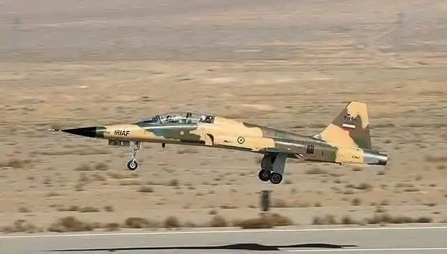 Image from ⭕️ شمال نيوز ⭕️: الطائرة المقاتلة كوثر فخر الصناعة الإيرانية بمحرك سابا 4 سليندر مازوت ...