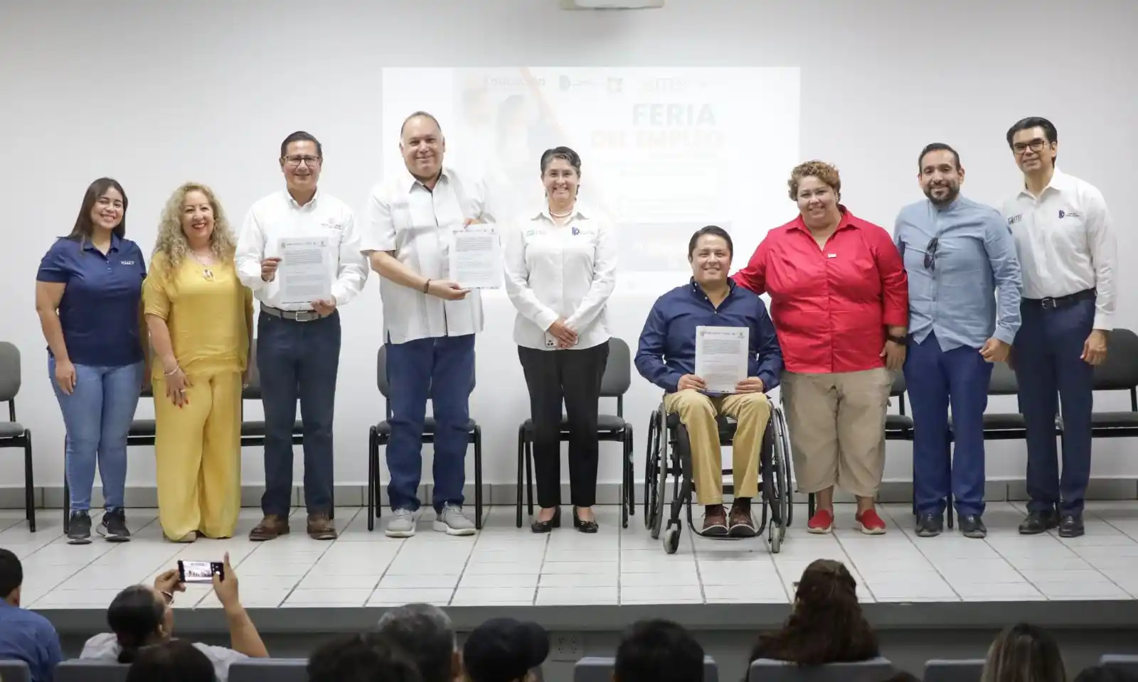 Image from Gobierno de Baja California Sur: Con el objetivo de _impulsar la inclusión laboral en Los Cabos,_ ✍🏻👩...