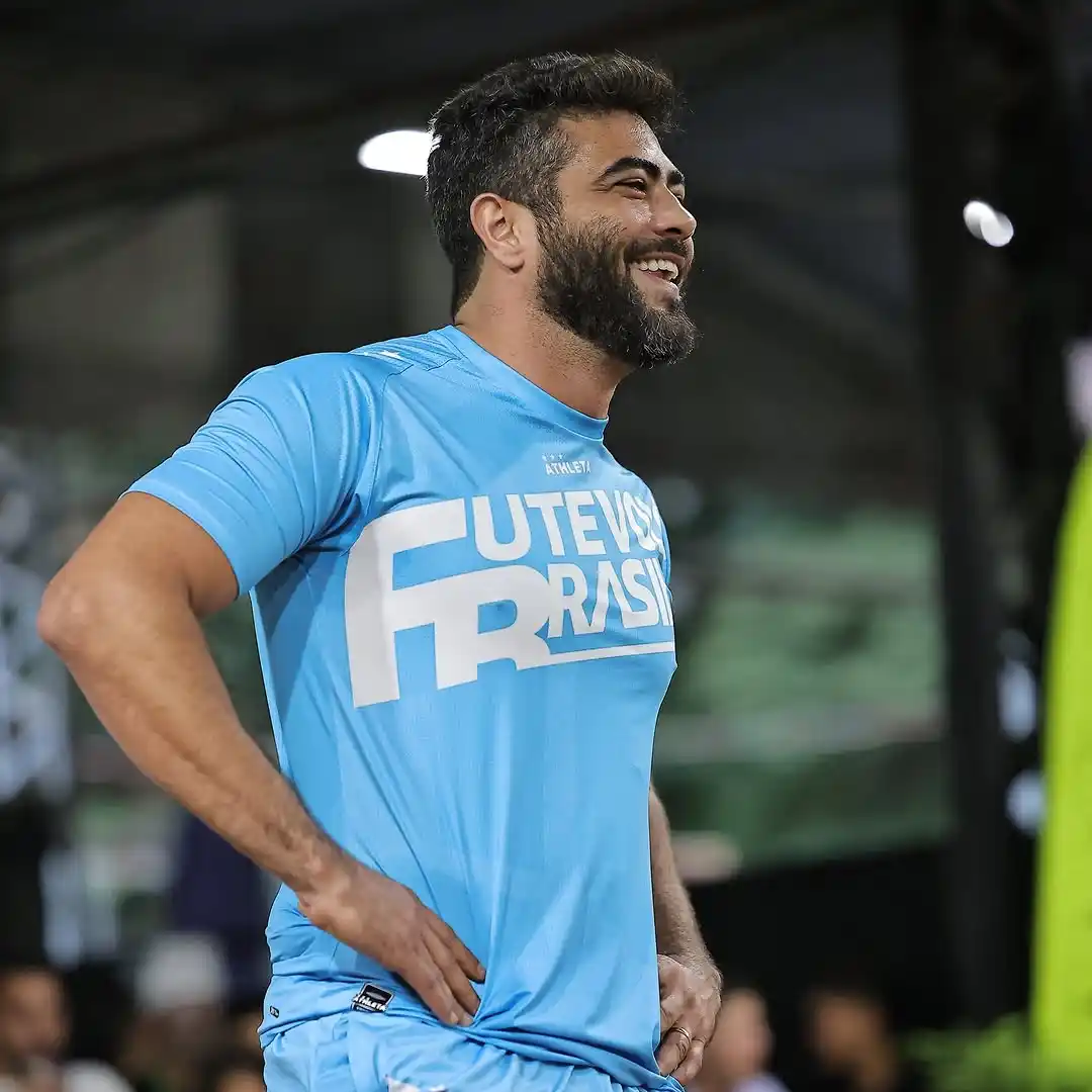 Image from UOL | Universo Henrique e Juliano : Eita, como bate um bolão! 🥵 Olha só essas fotos do Henrique numa disp...