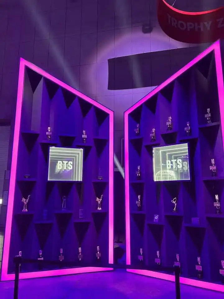 Image from 💜BTS INFO CR🇨🇷: En el FESTA pusieron una vitrina con los premos que ganamos las Armys ...