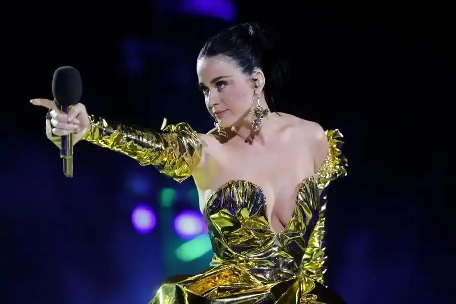 Image from CM Vidas: *Fã invade concerto de Katy Perry e assusta a cantora. Veja o vídeo* ...