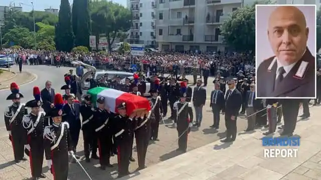 Image from BrindisiReport.it: "Onore ai caduti": l'arrivo del feretro di Legrottaglie, alla presenza...