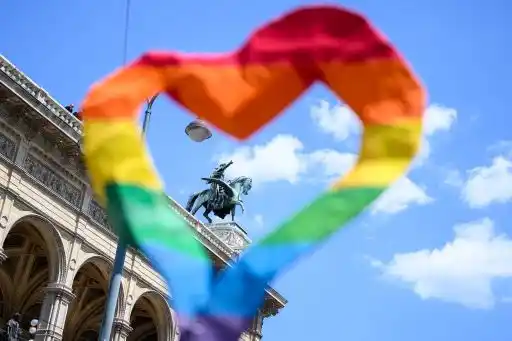 Image from exxpress.at: *ORF zeigt Pride-Parade in Hochglanz – finanziert durch Zwangsgebühren...