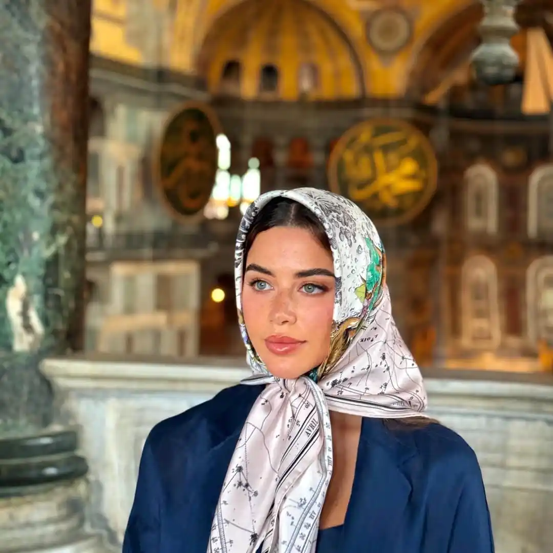 Image from FilFan.com: 📸 يارا السكري تحصد إعجاب متابعيها بإطلالتها من جامع آيا صوفيا في إسطن...
