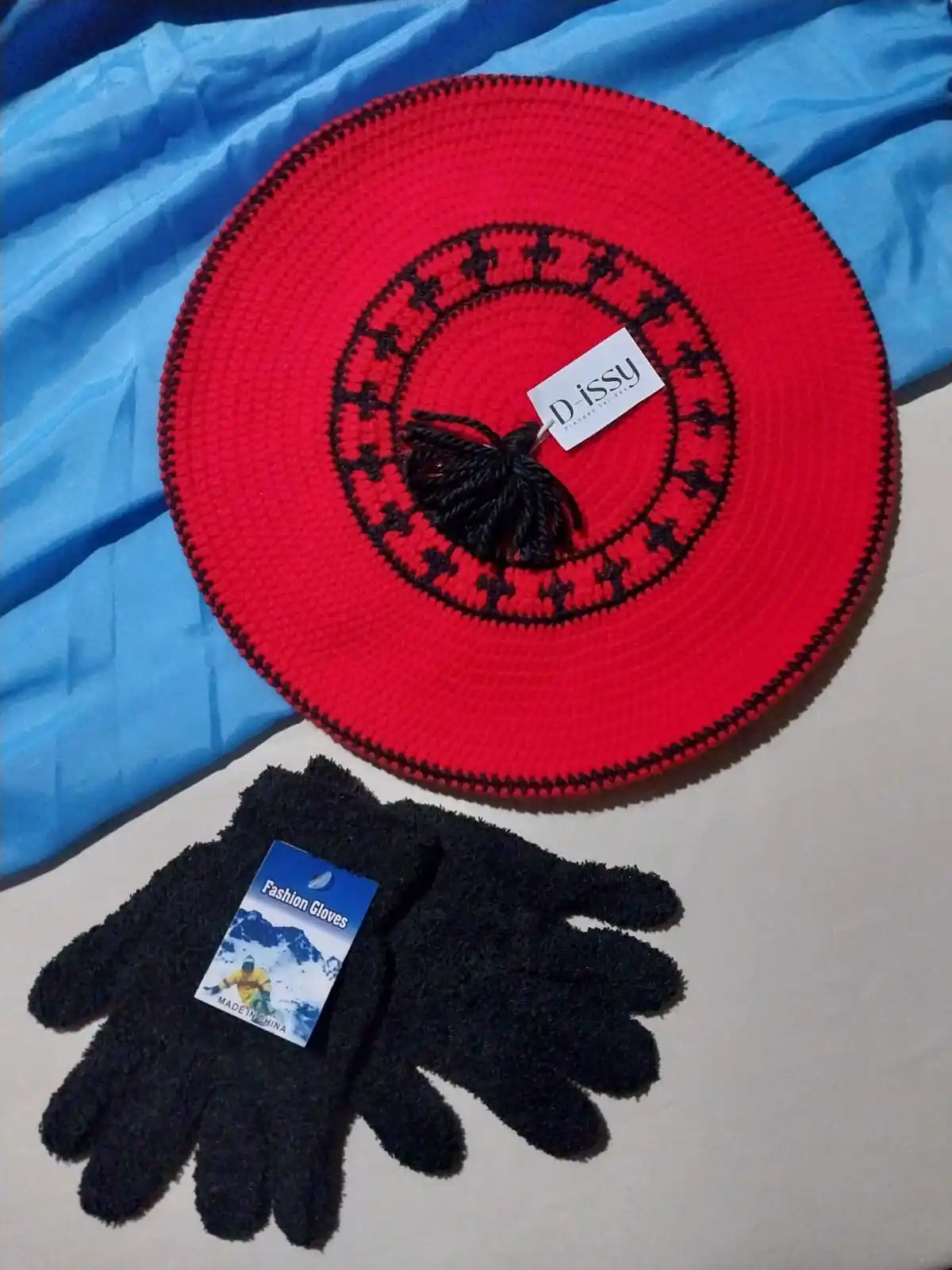 Image from D-issy 🧶: Boina de lana tejida + guantes peluditos ✨️🤍 $10.500...