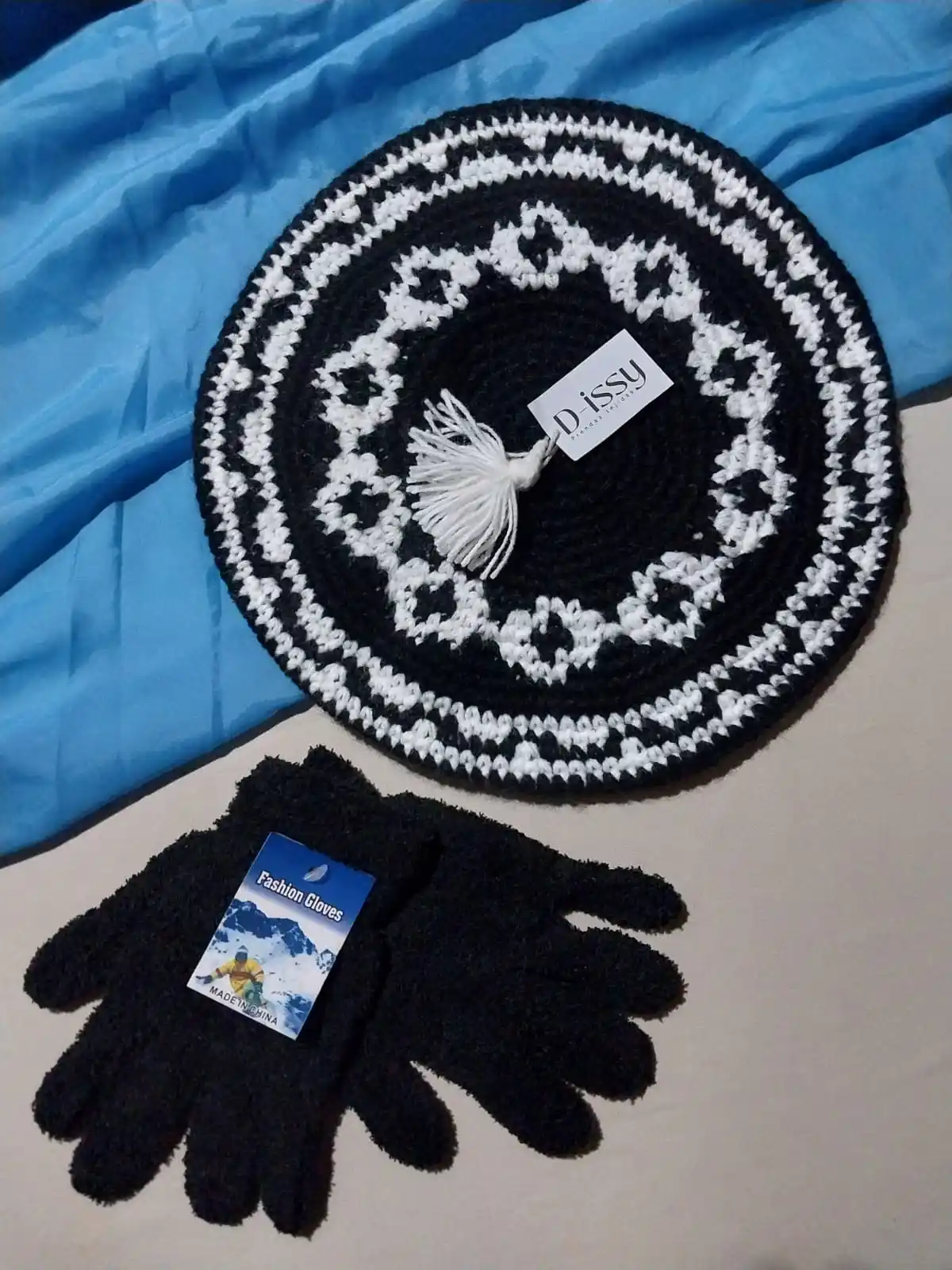 Image from D-issy 🧶: Boina de lana tejida + guantes peluditos ✨️🤍 $10.500...