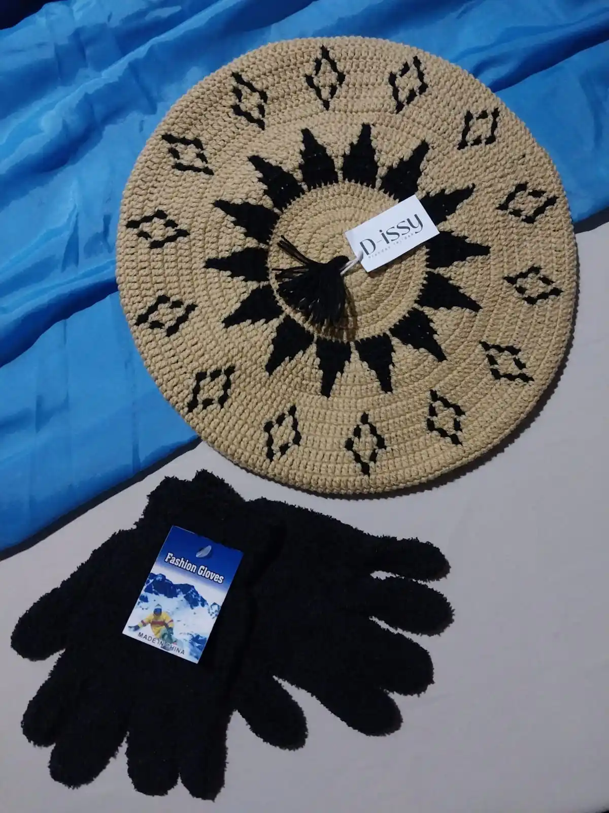 Image from D-issy 🧶: Boina de lana tejida + guantes peluditos ✨️🤍 $10.500...