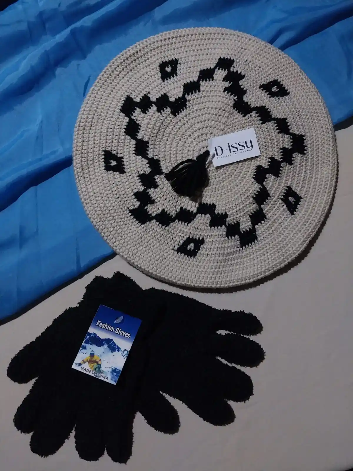 Image from D-issy 🧶: Boina de lana tejida + guantes peluditos ✨️🤍 $10.500...