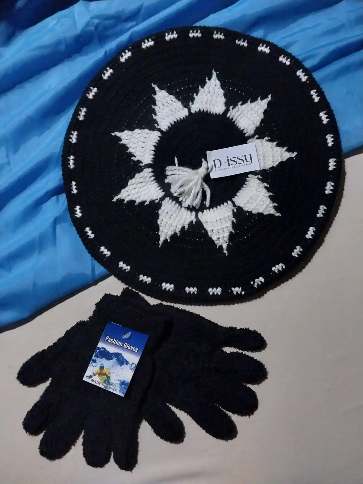 Image from D-issy 🧶: Boina de lana tejida + guantes peluditos ✨️🤍 $10.500...