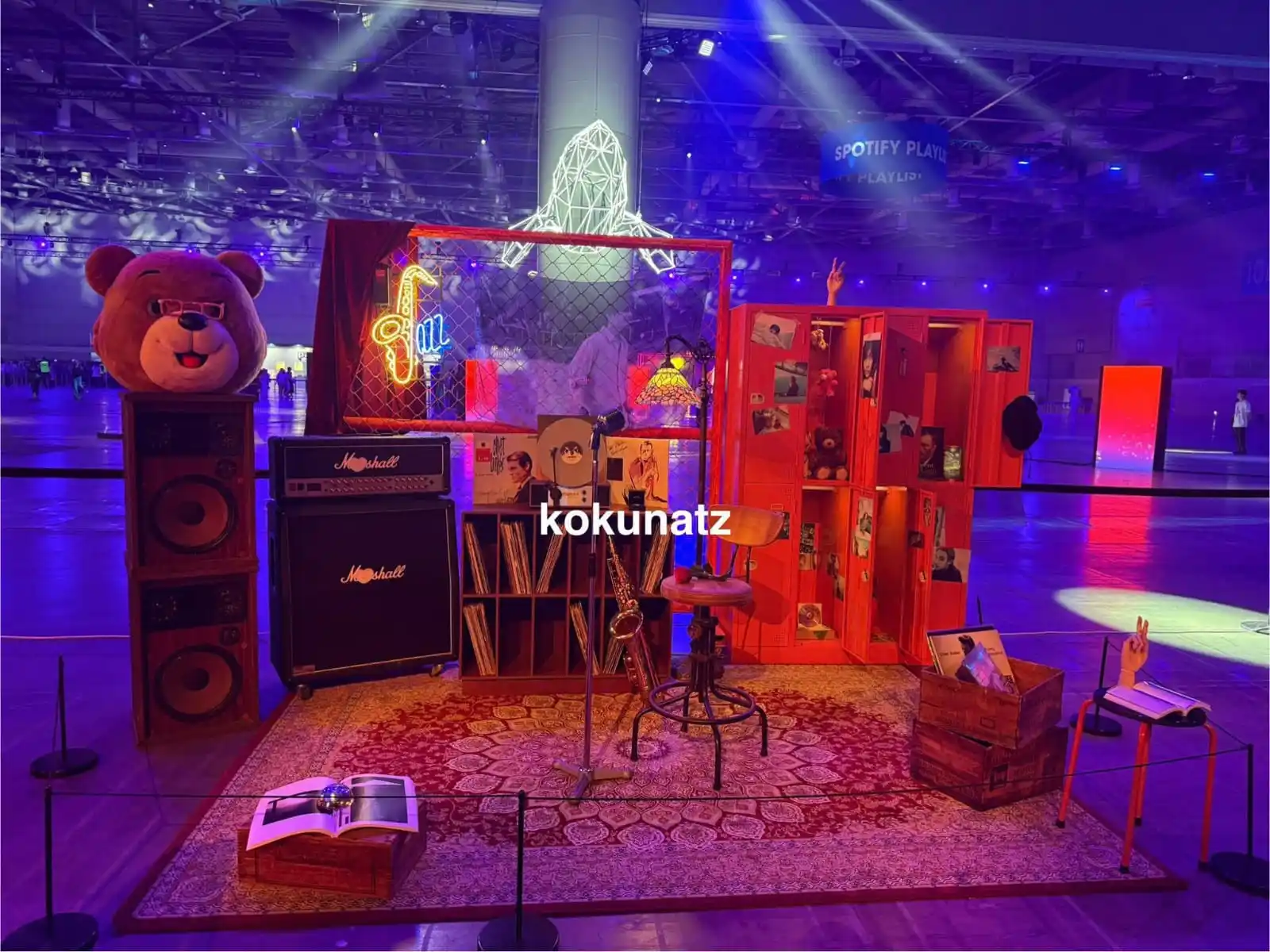 Image from Taehyung Updates¹: El casillero de Taehyung en BTS Festa: - Saxofón - Osos de peluche - ...