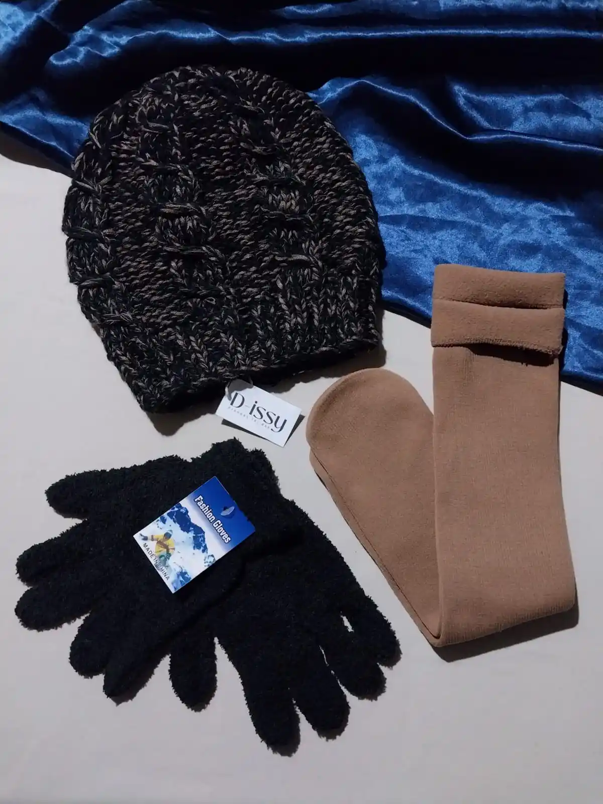 Image from D-issy 🧶: Gorro tejido + guantes peluditos + par de medias térmicas largas✨️🤍 $...