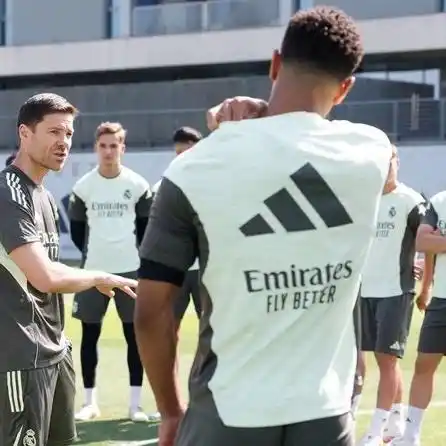 Image from Los Blancos Live : ❗️Jude Bellingham is still wearing the shoulder strap at the start of ...